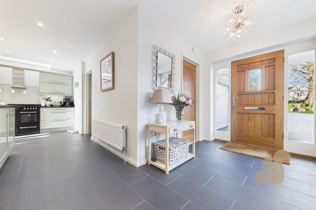 Property photo 2 of 32 Entrance Hall