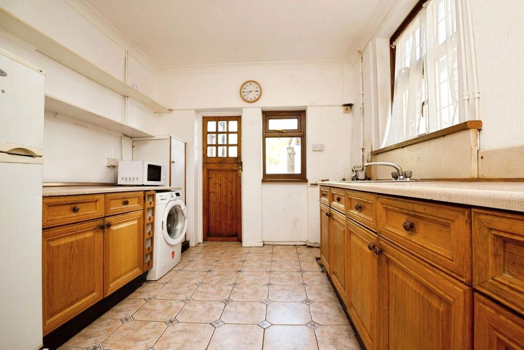 Property photo 2 of 10 Kitchen