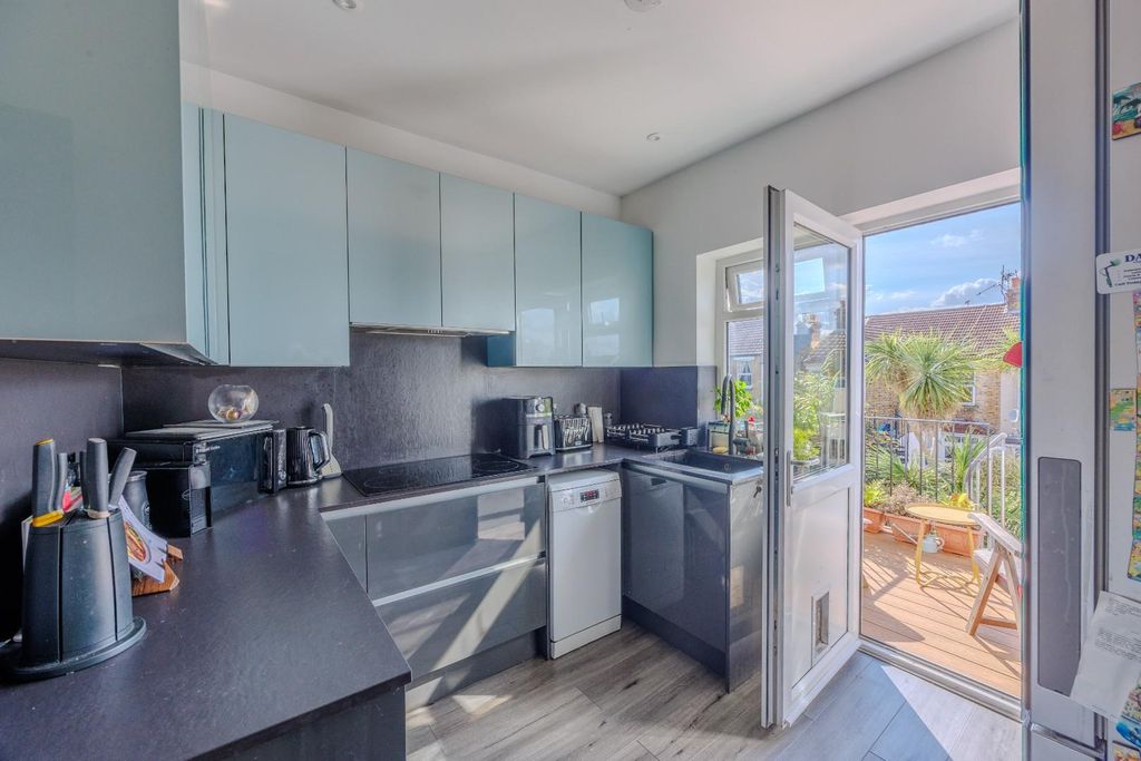 Property photo 3 of 17 Kitchen