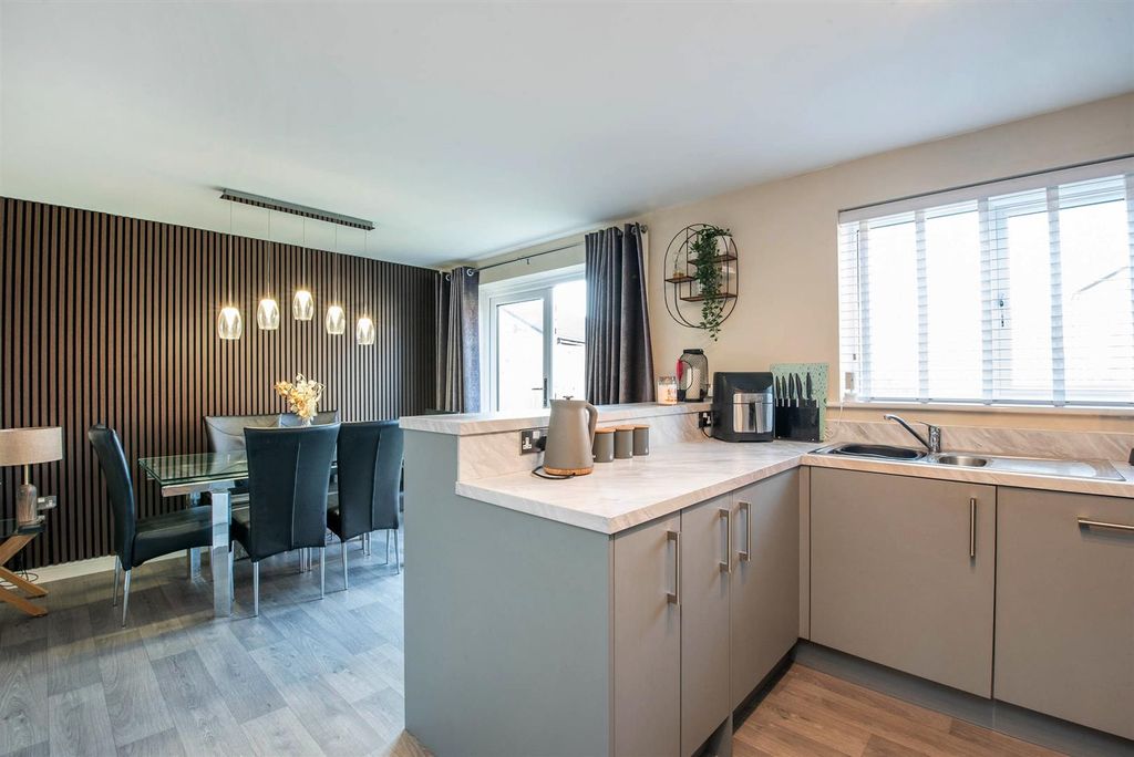 Property photo 3 of 20 Kitchen/Diner