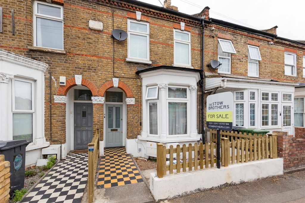 Property photo 1 of 18 Queens Road, E17