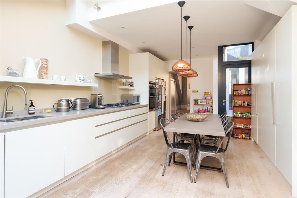 Property photo 2 of 14 Sulgrave Road