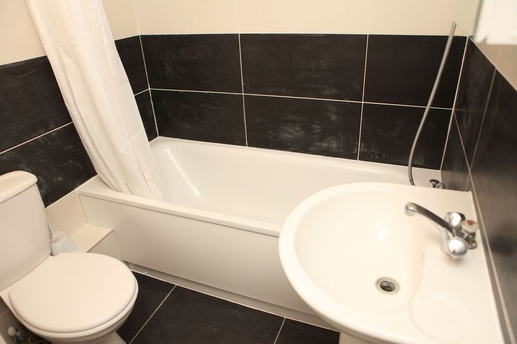 Property photo 3 of 4 Bathroom