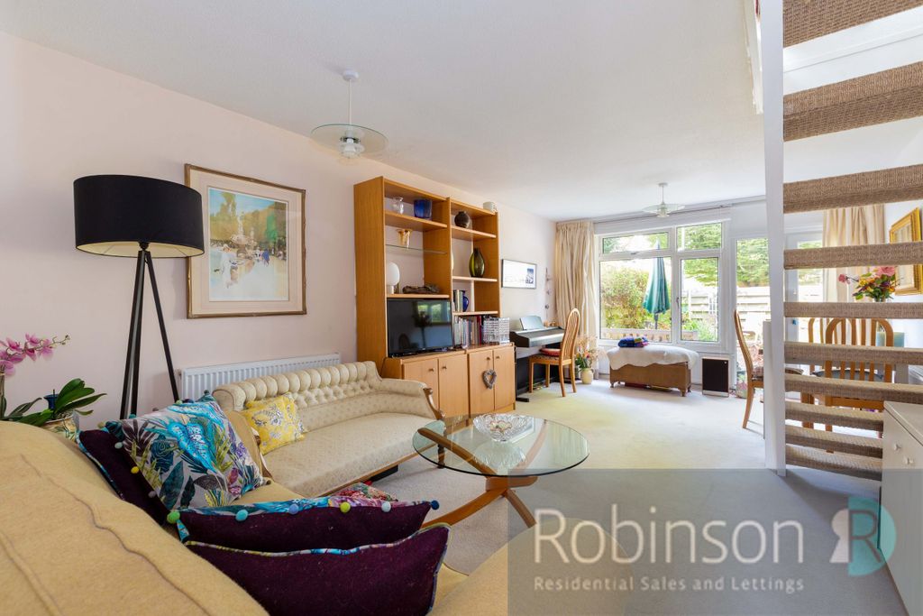 Property photo 3 of 11 26 Lynton Green-11