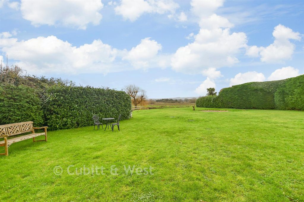 Property photo 2 of 13 Communal Gardens