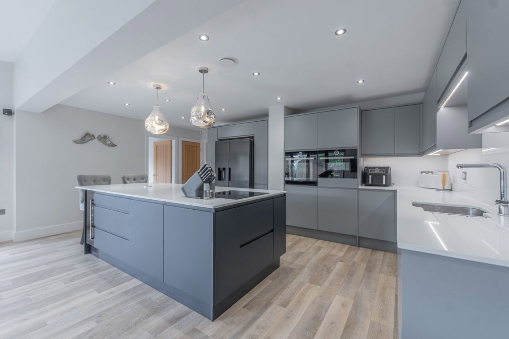 Property photo 3 of 40