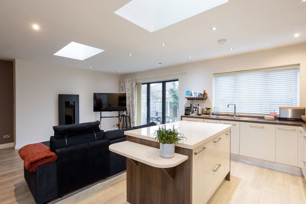 Property photo 2 of 21