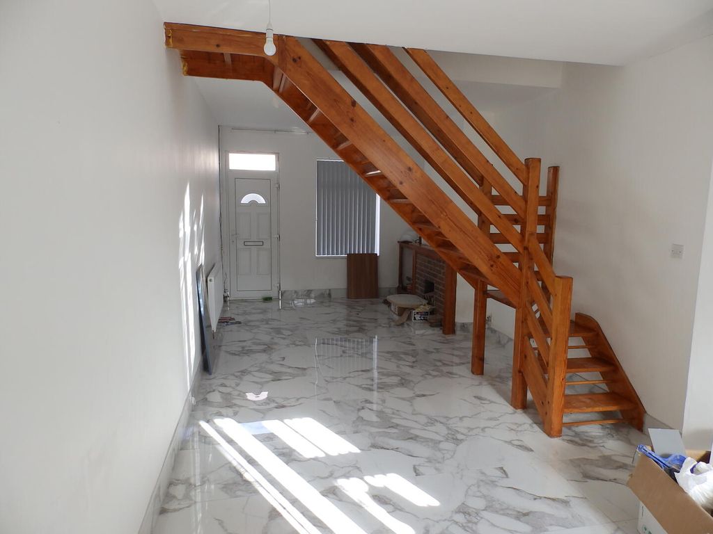 Property photo 3 of 11 Hallway