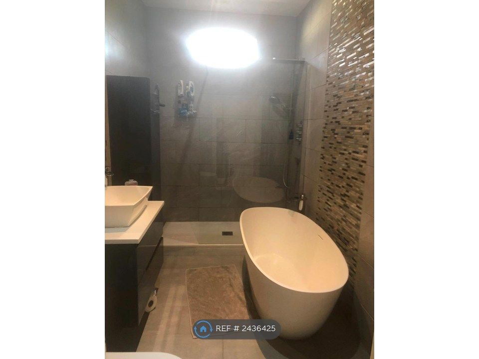 Property photo 2 of 11 Bathroom