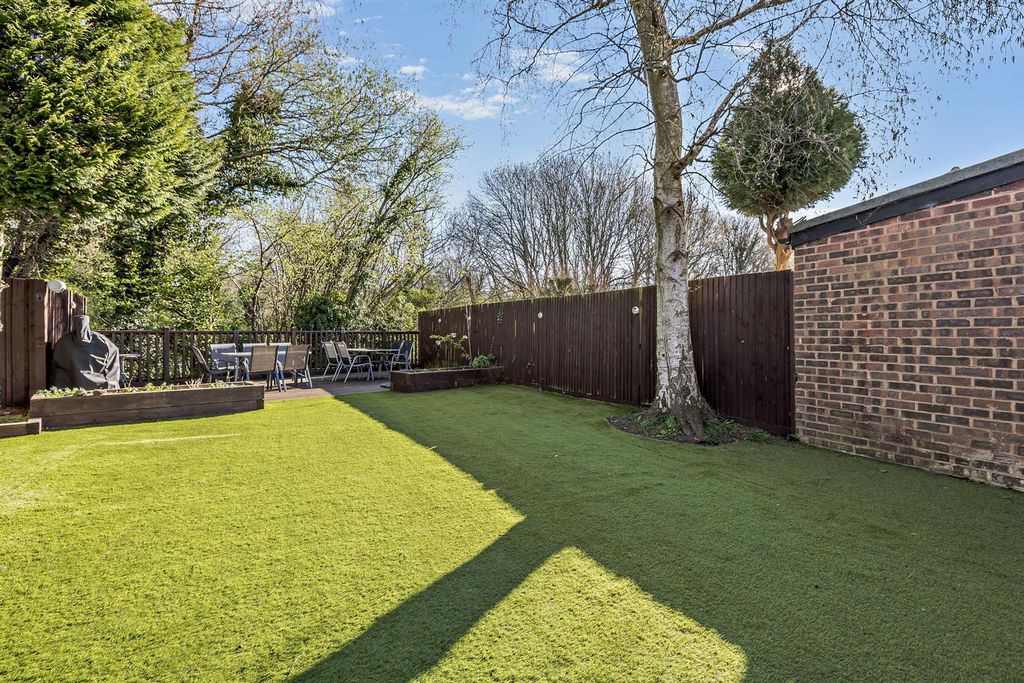 Property photo 2 of 19 8685372-Exterior01-800.Jpg