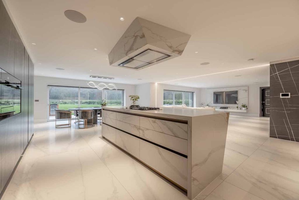 Property photo 2 of 38