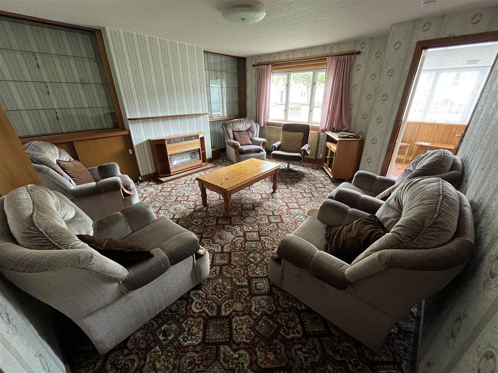 Property photo 2 of 23 Lounge