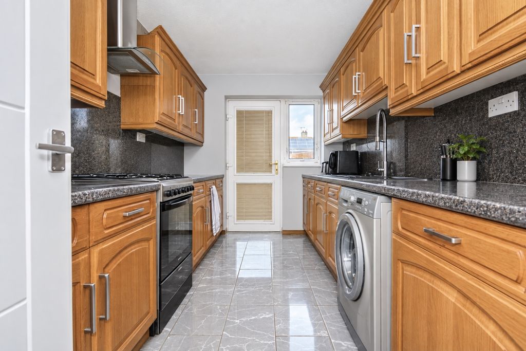 Property photo 3 of 11 Hawthorne Kitchen