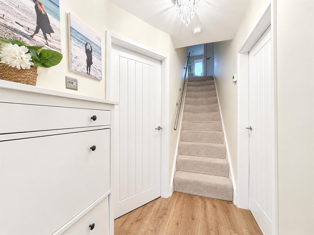 Property photo 2 of 16 Entrance Hall
