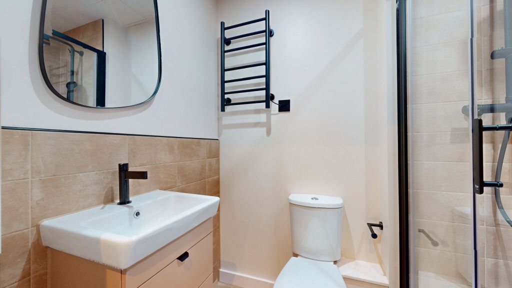 Property photo 3 of 19 Bathroom