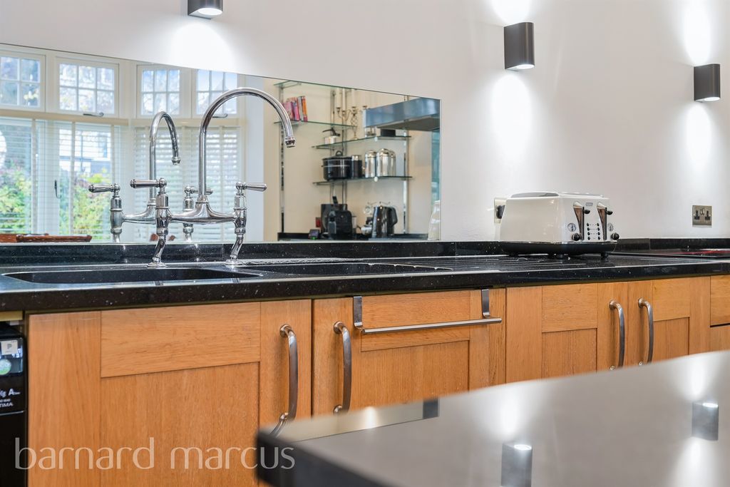 Property photo 3 of 28