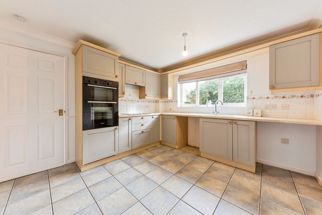 Property photo 2 of 25 Kitchen