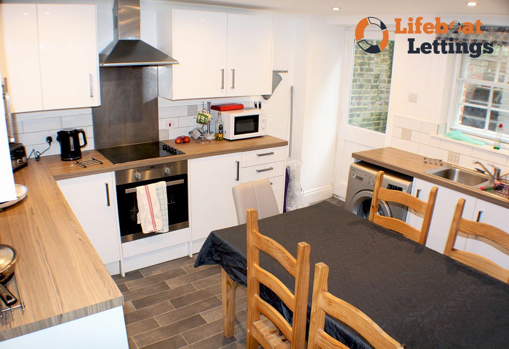 Property photo 3 of 7 Shared Kitchen Diner A