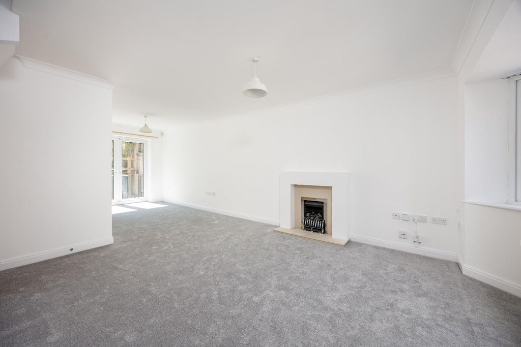 Property photo 3 of 14 Living Room