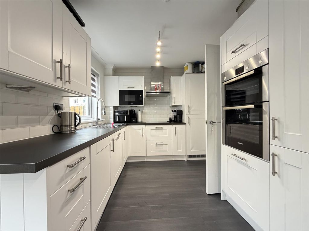 Property photo 3 of 12 Kitchen