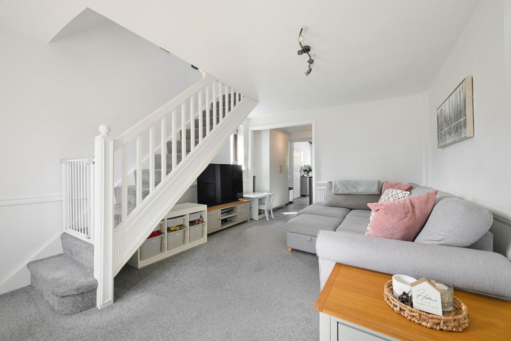 Property photo 3 of 17 Parthia Close,  (1).Jpg