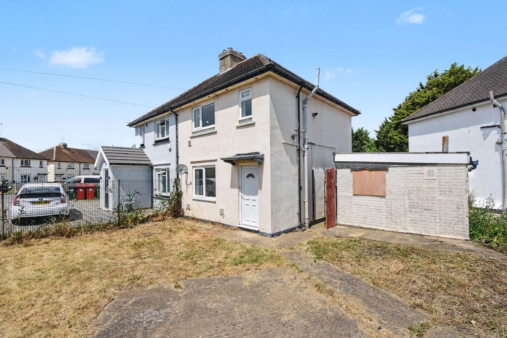 Property photo 1 of 15 71 Moreland Avenue, Colnbrook, Slough Sl3 0Ll