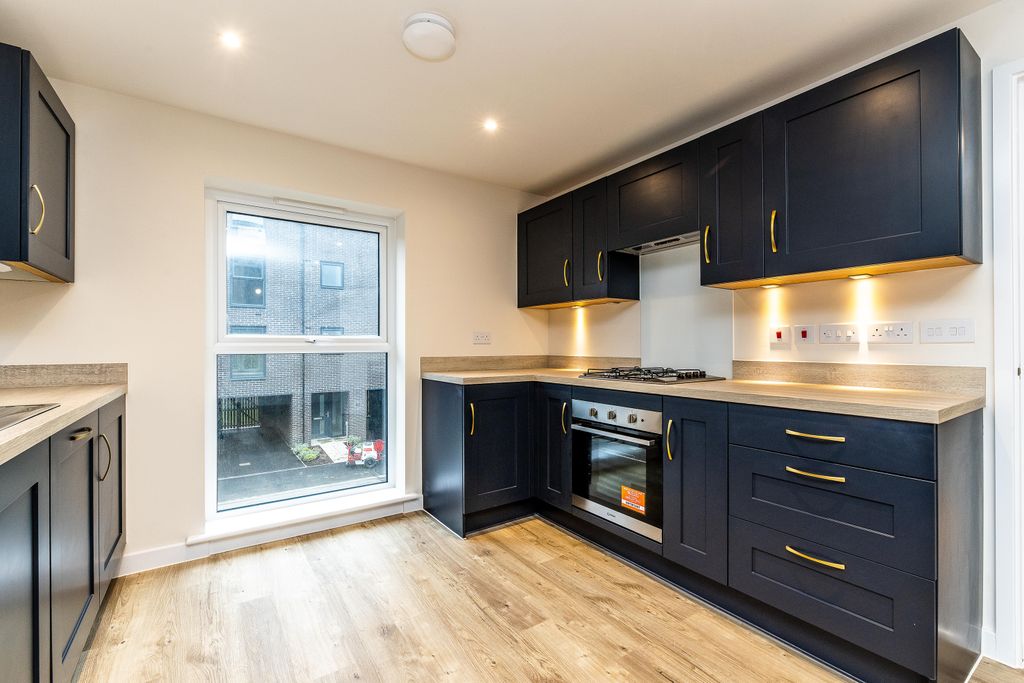Property photo 3 of 31 3 Chateau Mews 007