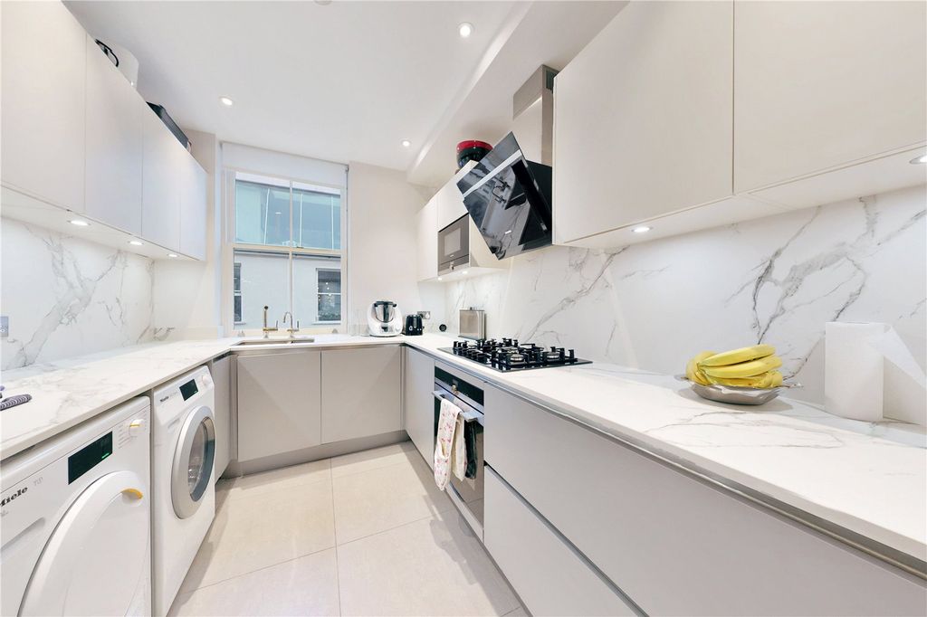 Property photo 3 of 10 Kitchen