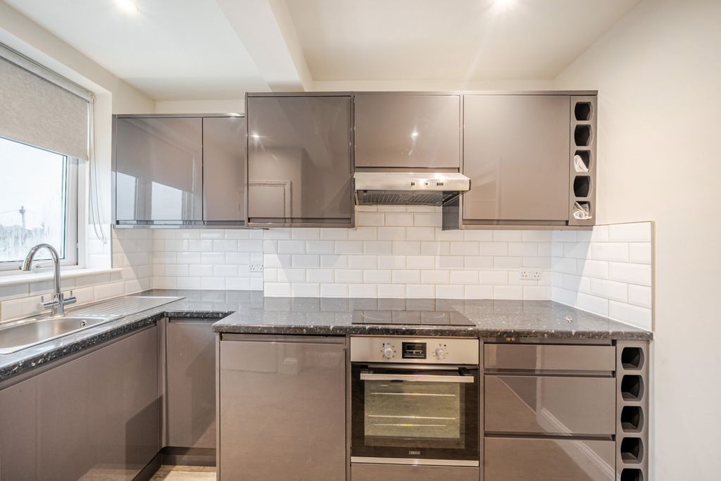 Property photo 1 of 16 1382227-17-691719...