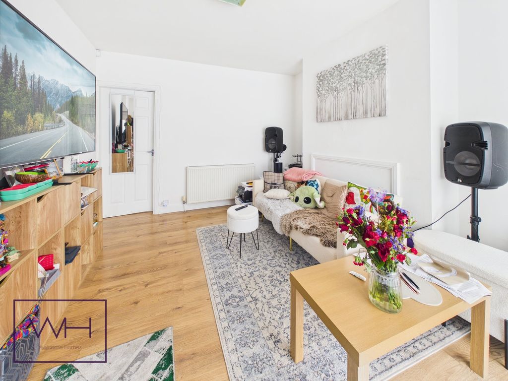 Property photo 3 of 10 Cam04980G0-Pr0117-Still002