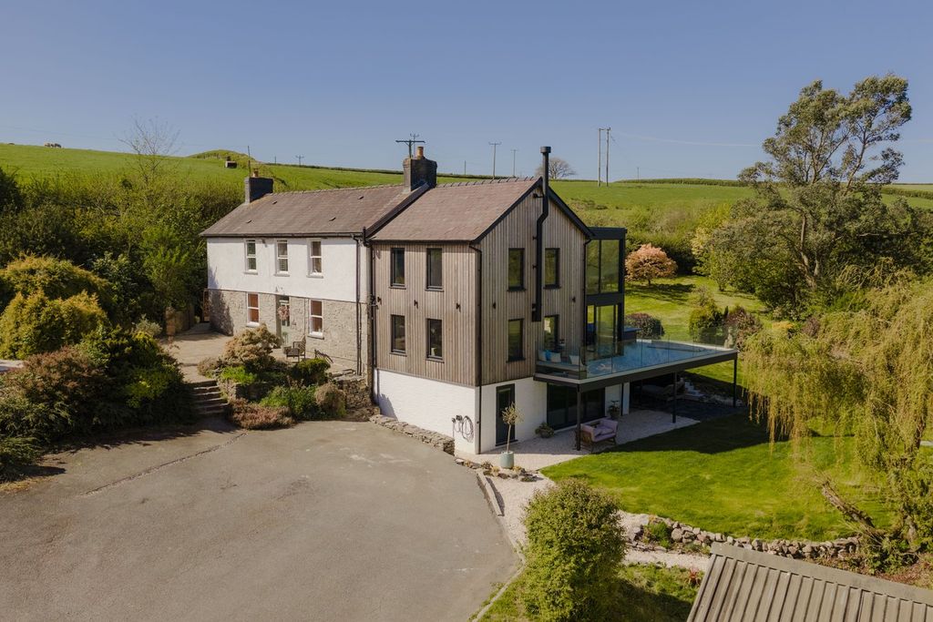 Property photo 2 of 35