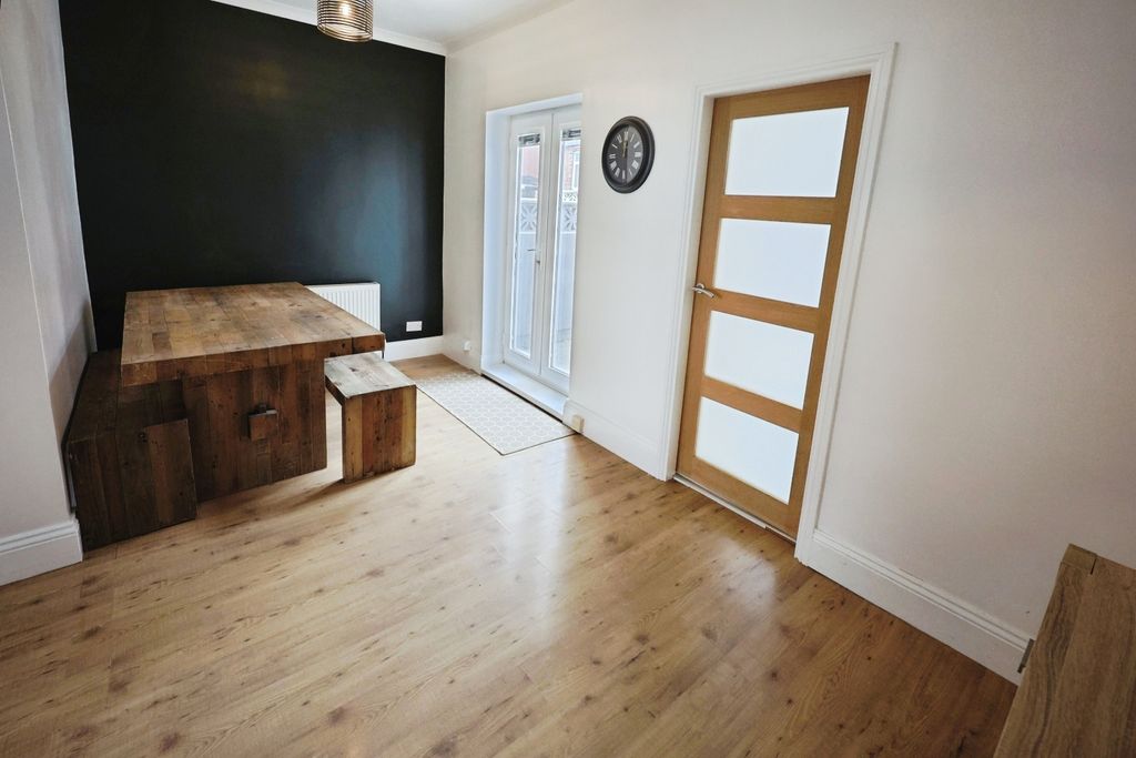Property photo 3 of 11 Pbox-Img.Jpg
