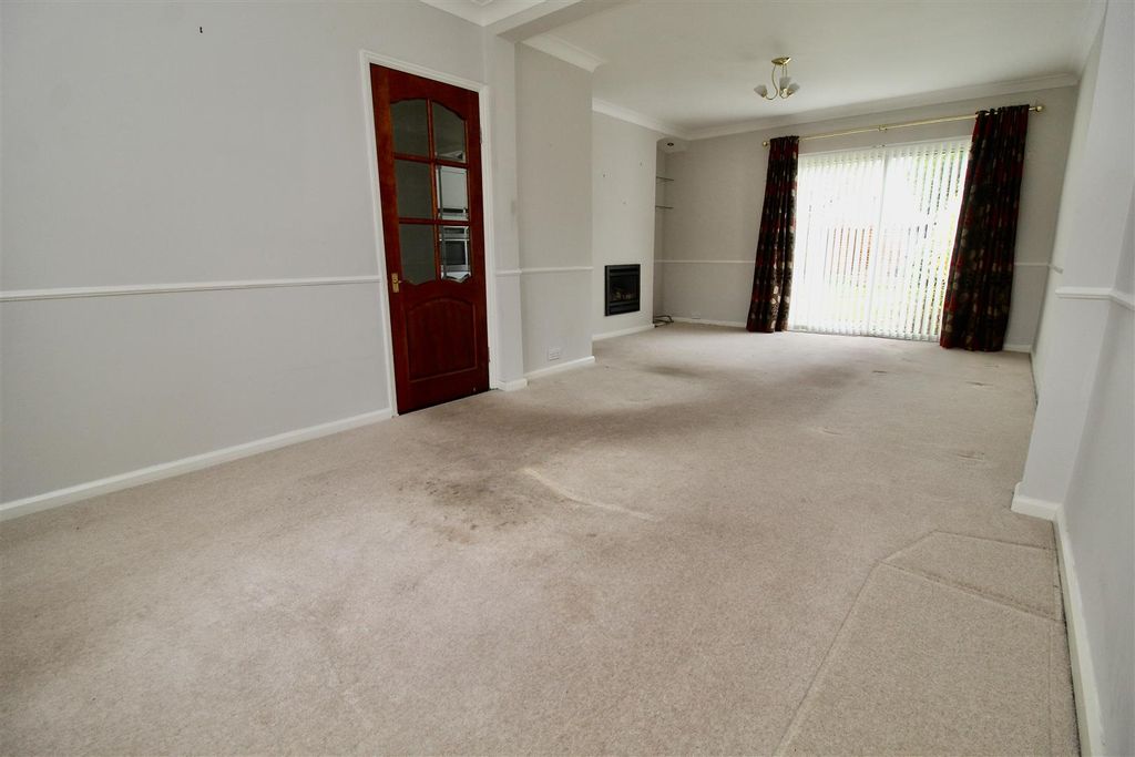 Property photo 3 of 31 Lounge