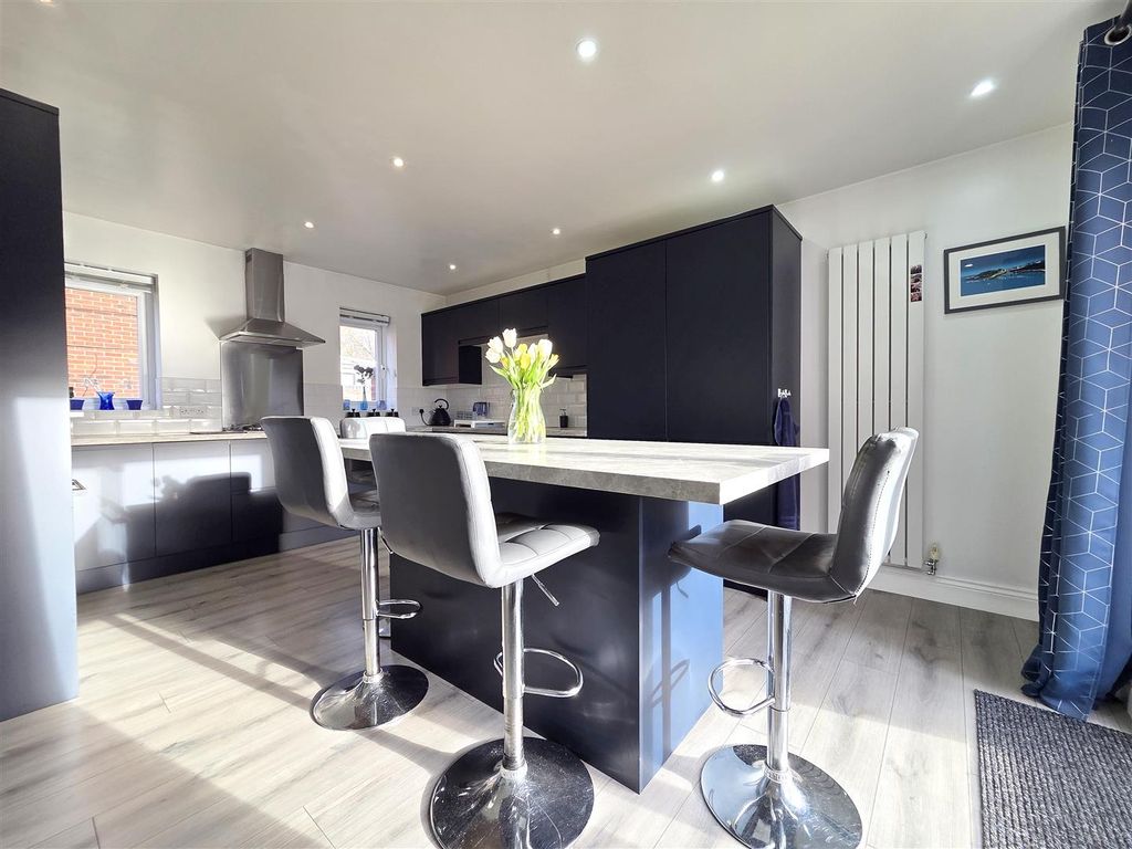 Property photo 2 of 28 Refitted Kitchen