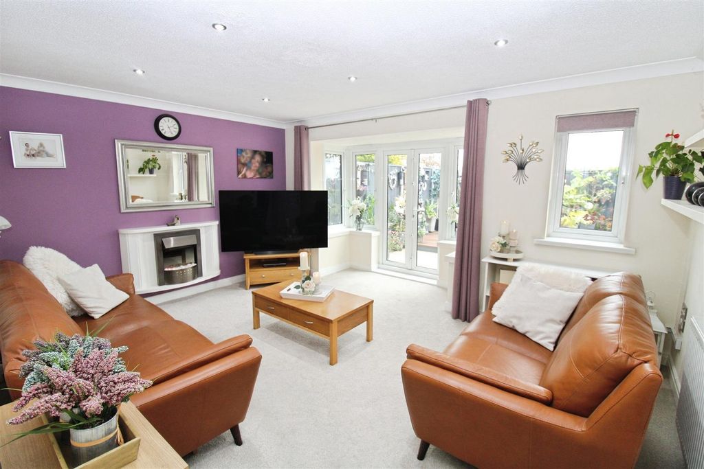 Property photo 2 of 31 Lounge