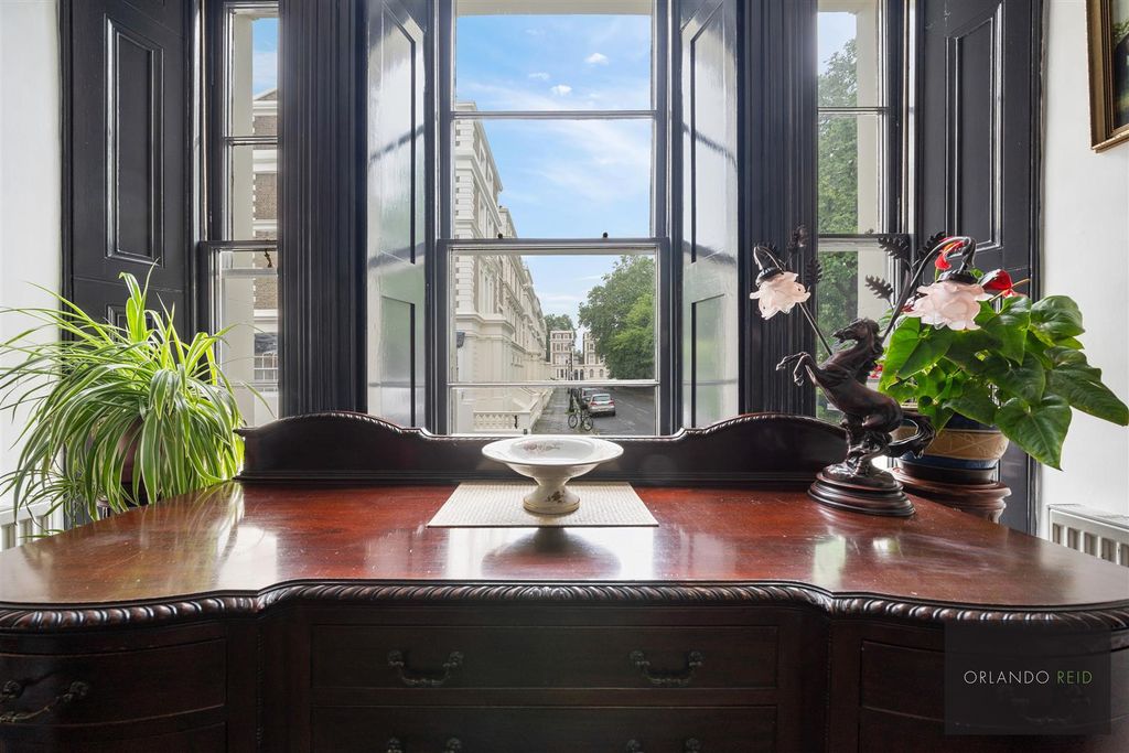 Property photo 3 of 17 14 Albert Square Sw8 1BT-8.Jpg