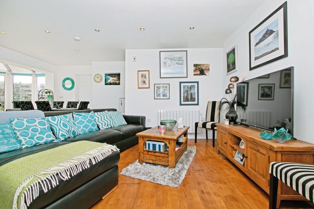Property photo 2 of 10 Living Space