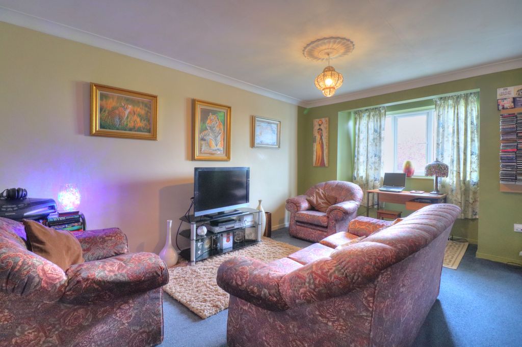 Property photo 3 of 12 Lounge