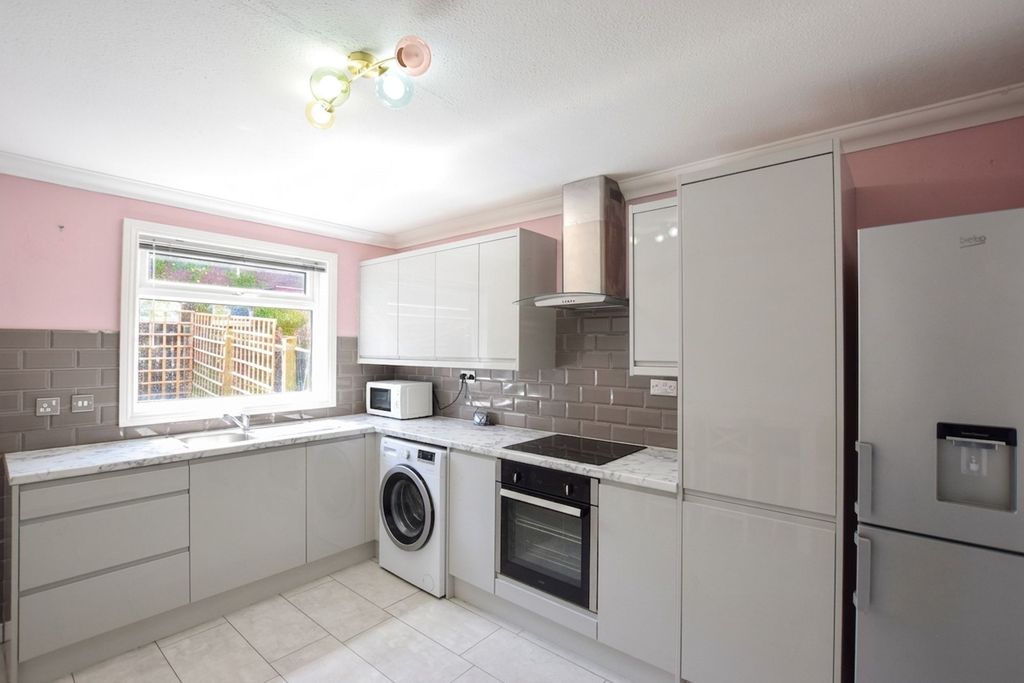 Property photo 3 of 8 Kitchen
