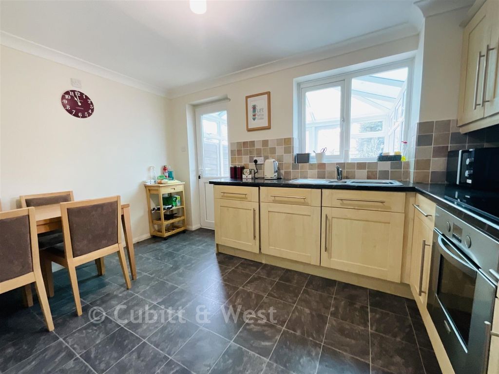 Property photo 3 of 10 Kitchen