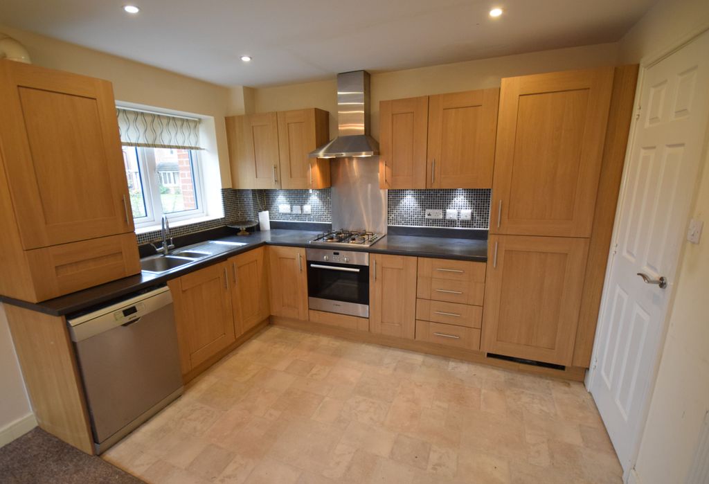 Property photo 3 of 11 Kitchen