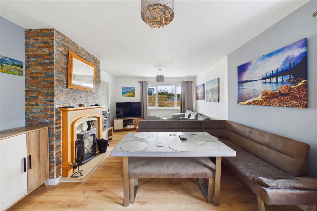 Property photo 2 of 23 Lounge.