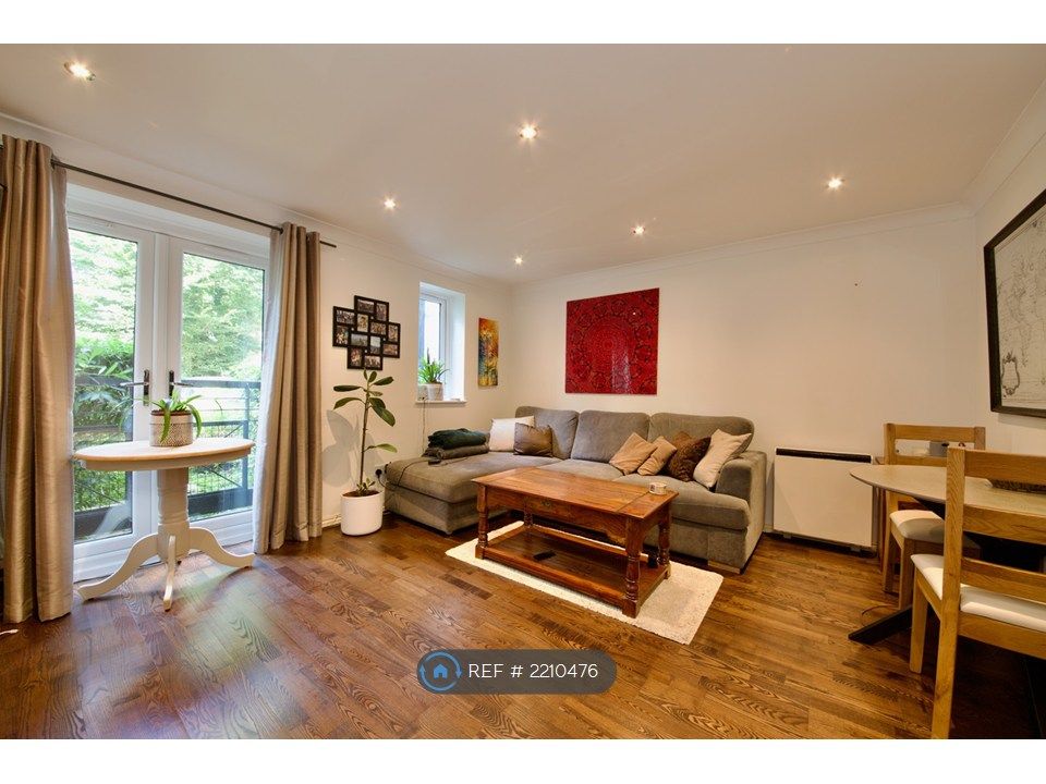 Property photo 1 of 12 Lounge