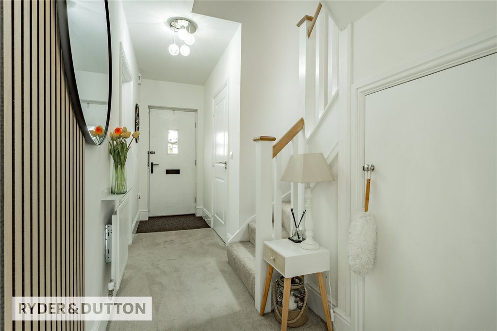 Property photo 3 of 27 Entrance Hallway
