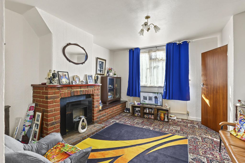Property photo 3 of 18 Living Room