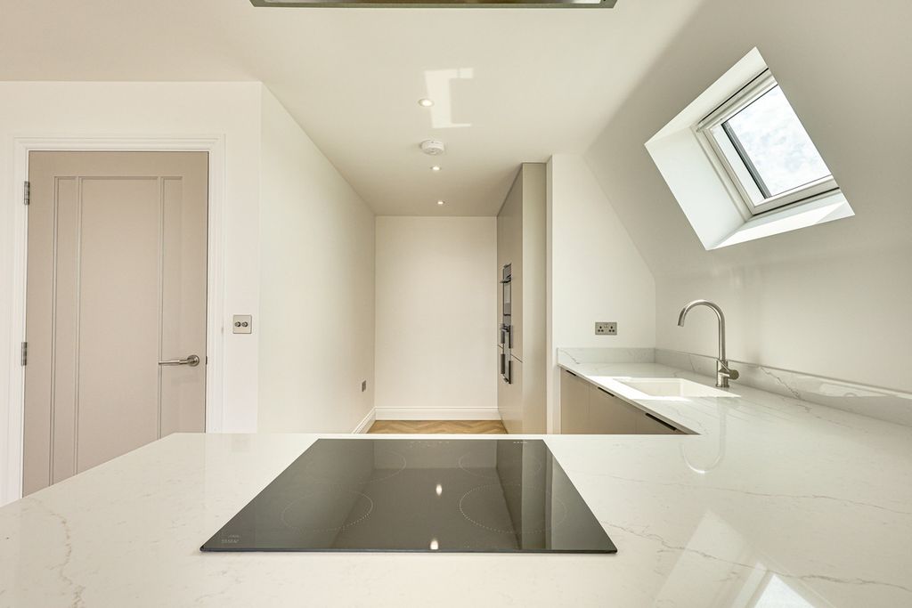 2 bed flat for saleHall Crescent, Benfleet SS7 photo 5
