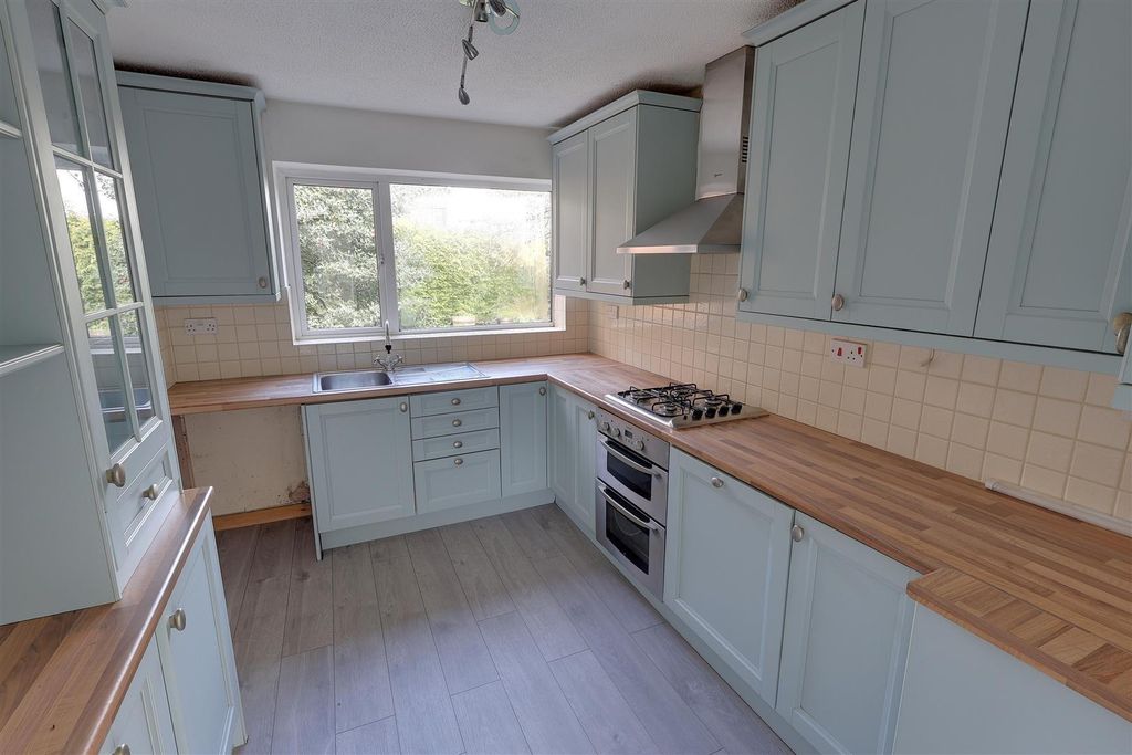 Property photo 2 of 11 Kitchen