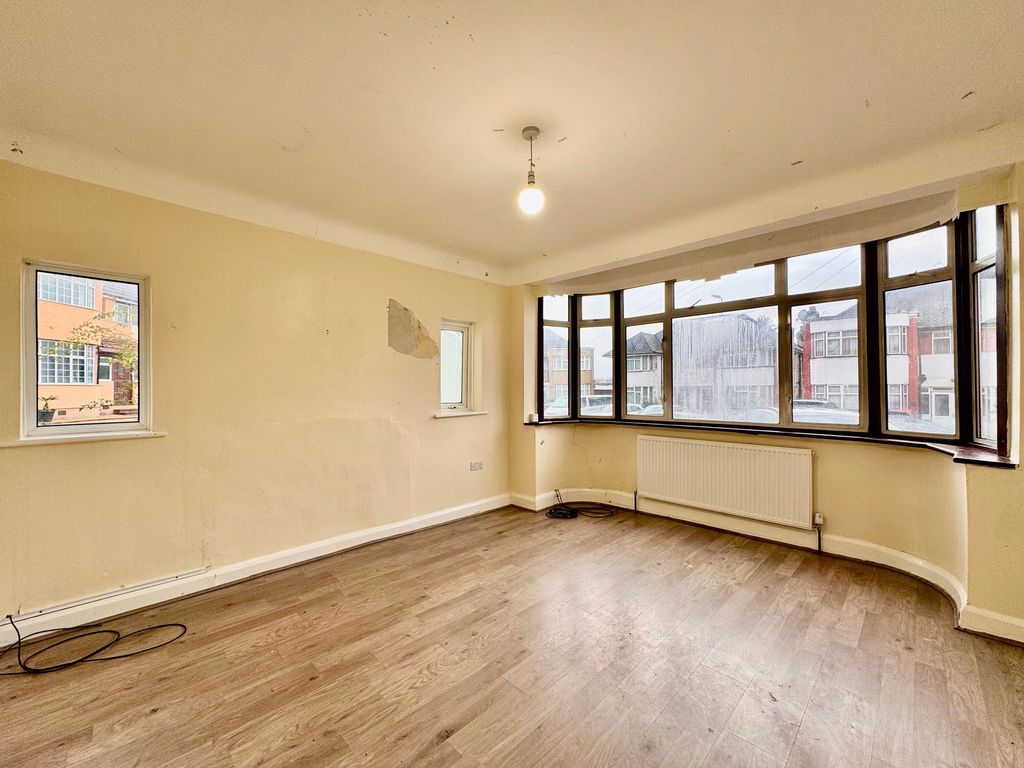 Property photo 3 of 18 Lounge