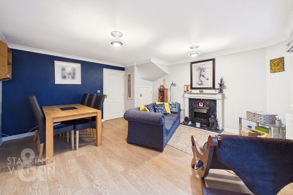 Property photo 2 of 27