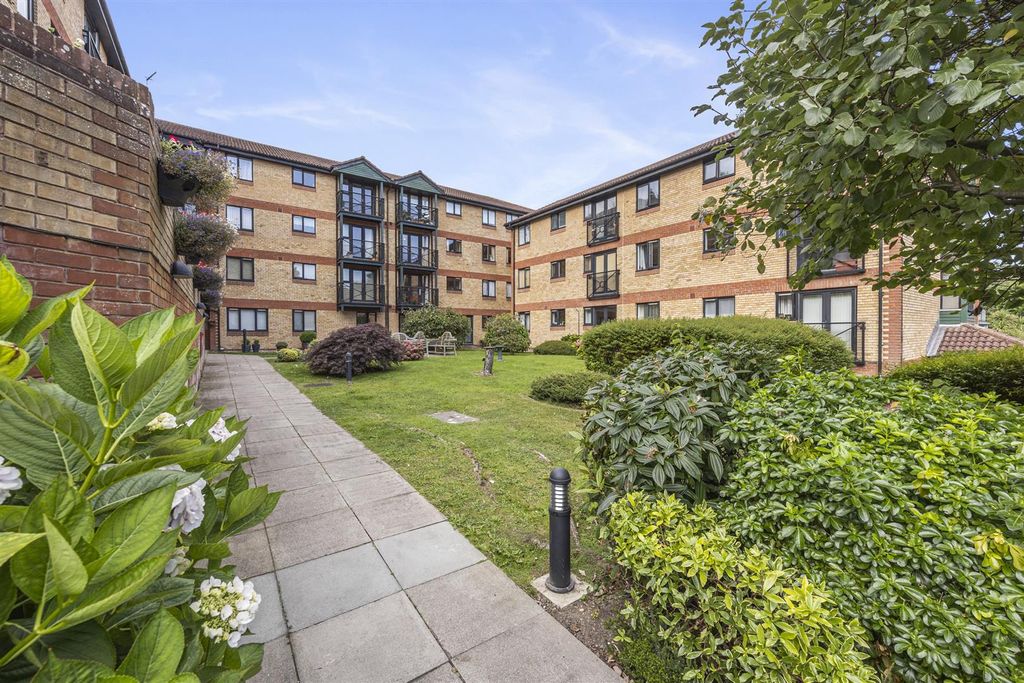 Property photo 1 of 13 Communal Gardens